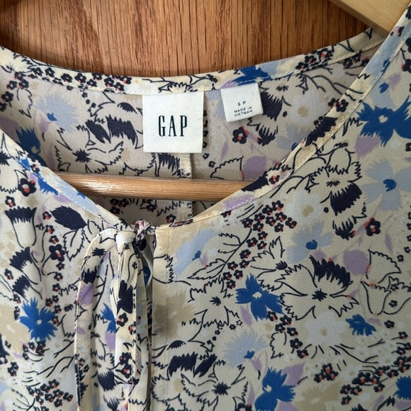 Floral ShortSleeved Blouse - Picture 2 of 5